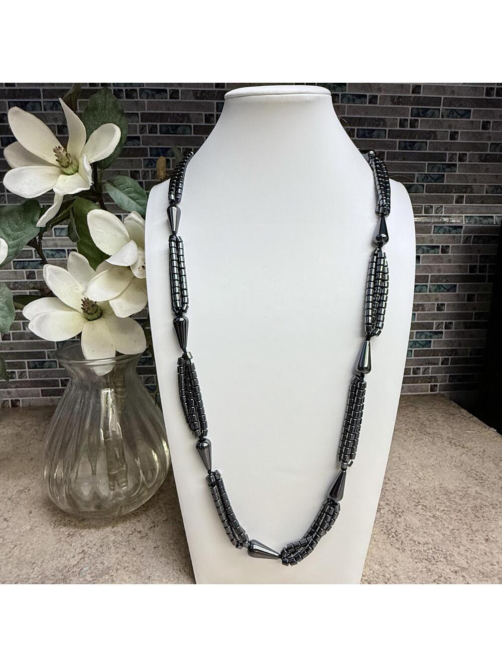Beautiful vintage hematite beaded necklace